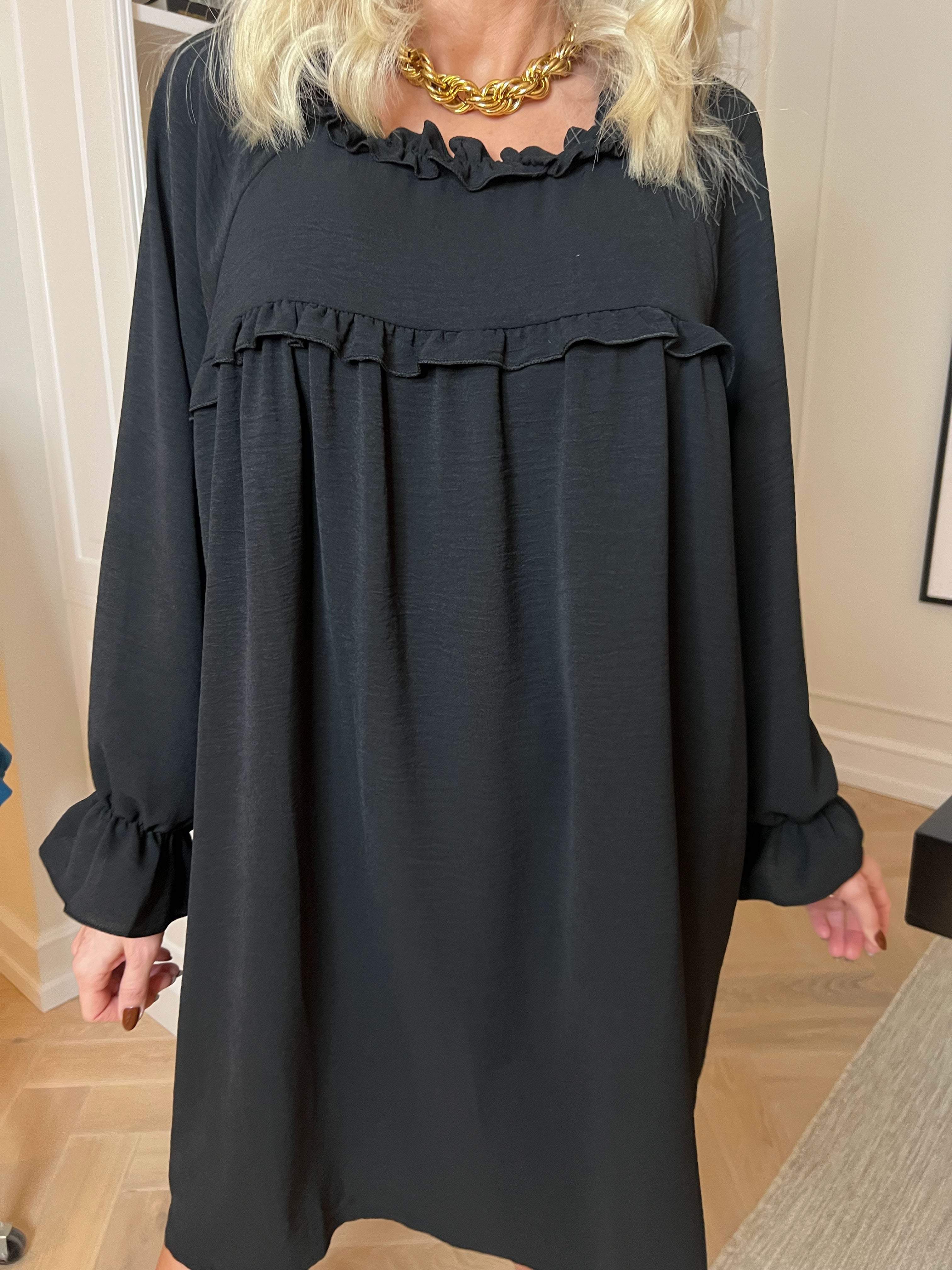 Waleria - Sød kjole i viskose med fine flæsedetaljer